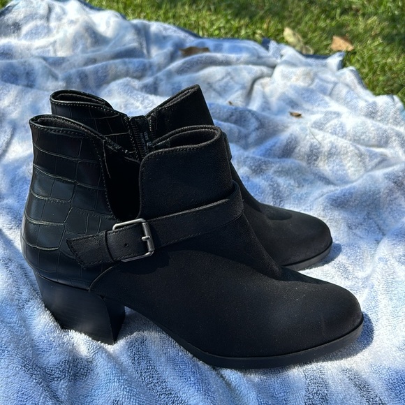 NWT Baretraps Lexi’s Black Croc Heels Strap Buckle Ankle Boots 8M Cut Out Sides - Picture 6 of 16